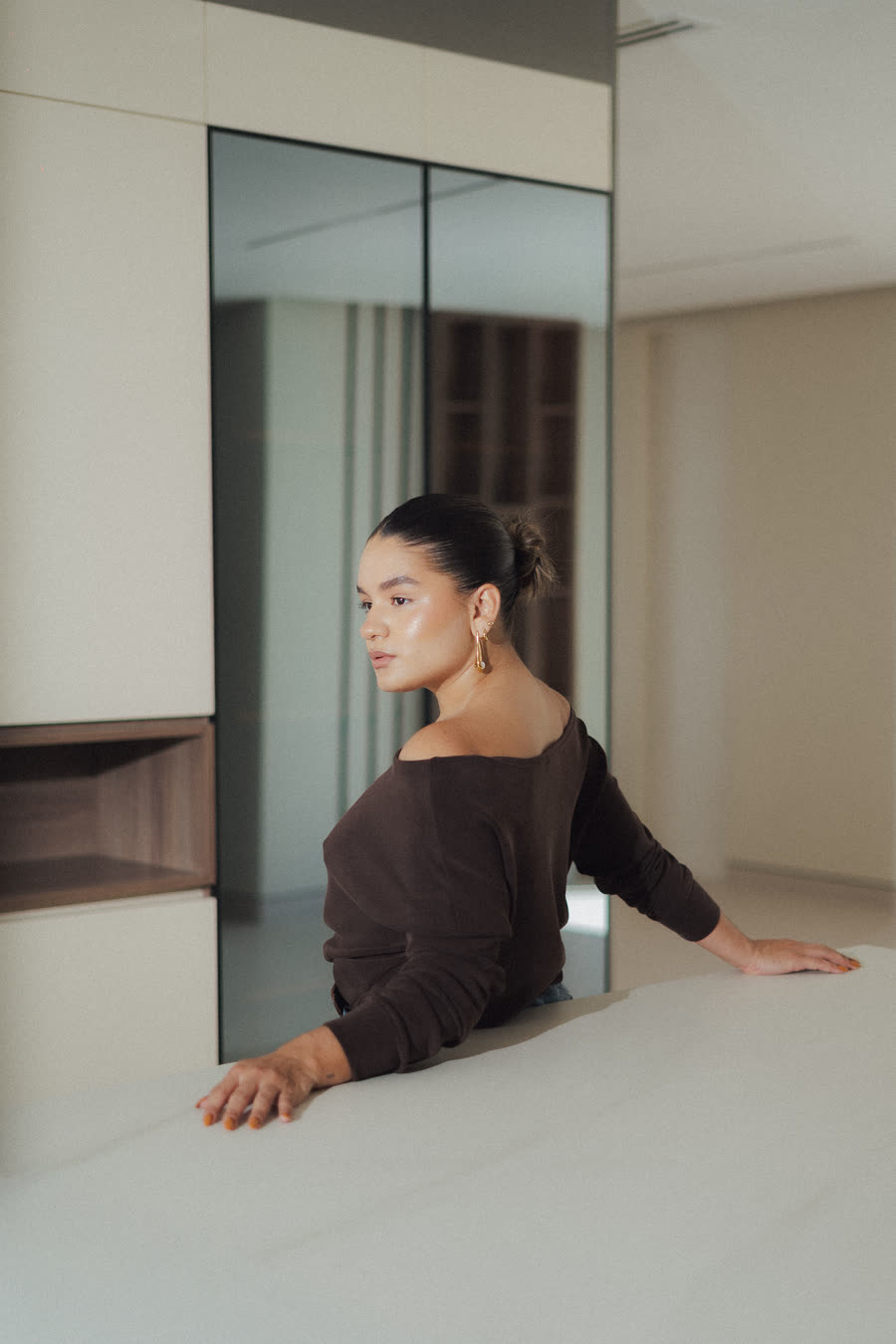 Mafer González reflejada en un espejo, en una sala amplia